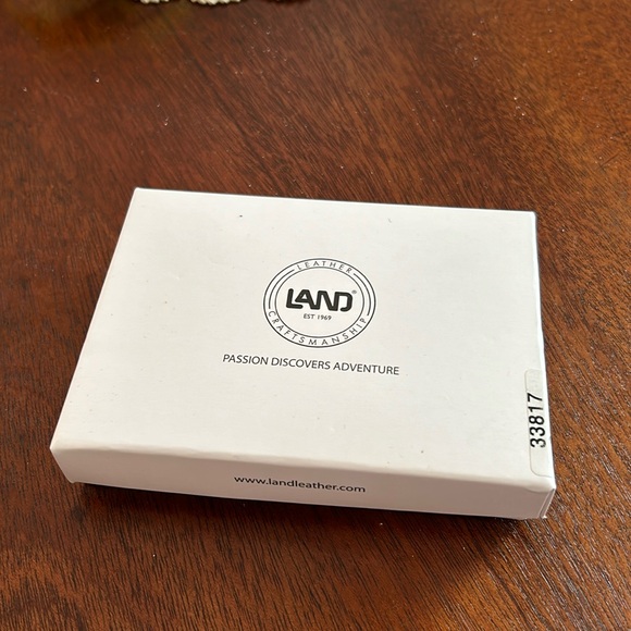 NWT Brown Leather Land Wallet NIB - Picture 2 of 5
